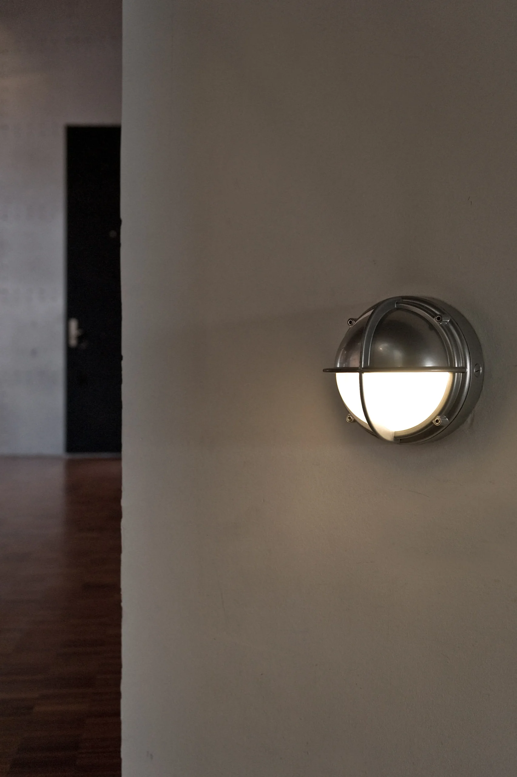 Louis Poulsen Außenleuchten>Außenleuchte Skot Halbabschirmung Opal Aluminiumfarben